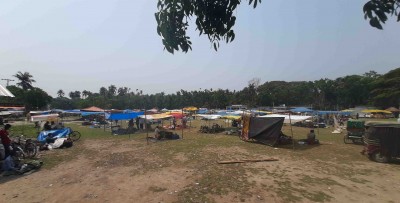 বাগেরহাটে সামাজিক দূরত্ব নিশ্চিত করতে খোলা মাঠে হাট-বাজার 